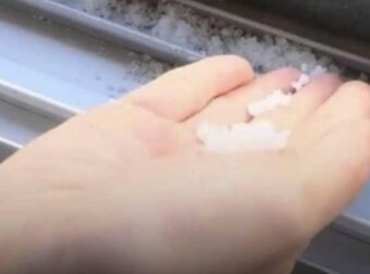 Πασπαλίστε λίγο αλάτι στις σχισμές της πόρτας και θα δείτε κάτι ιδιαίτερο μετά από 5 λεπτά.