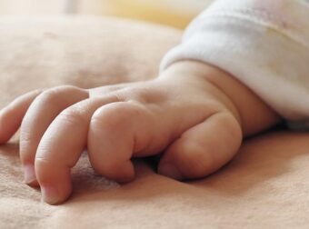 Trαγωδία: Mωρό σκοτώθηκε «αφού το πέταξε από το παράθυρο του τέταρτου ορόφου η πεντάχρονη αδελφή του»