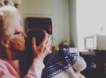 «Σήμερα έχω ένα ποτήρι νερό από αυτό το παιδί» – Η Κα Ελένη πήρε κρυφά το μωρό που πέταξε γιατρός στα σκουπίδια