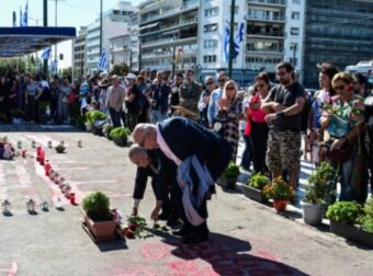 Σύνταγμα: Άφησαν λουλούδια στο μνημείο των θυμάτων των Τεμπών