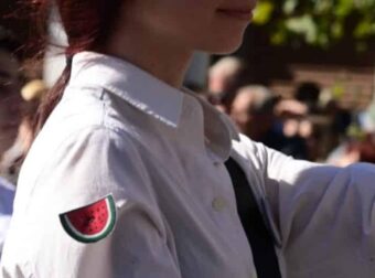 28η Οκτωβρίου: Η μαθήτρια με το «καρπούζι» στη μαθητική παρέλαση – Tι συμβολίζει