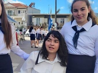 Συγκινητική στιγμή – Η πρώτη παρέλαση της μικρής Αλεξίας μετά τον τραυματισμό της από αδέσποτη σφαίρα