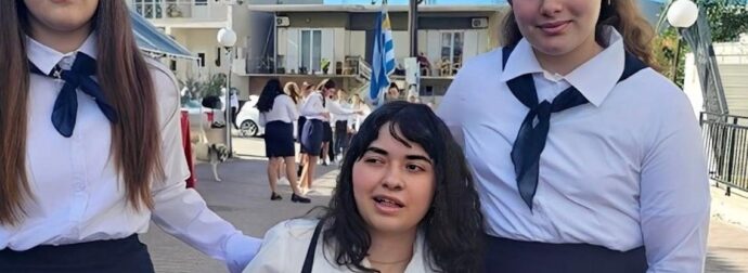 Συγκινητική στιγμή – Η πρώτη παρέλαση της μικρής Αλεξίας μετά τον τραυματισμό της από αδέσποτη σφαίρα