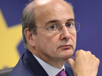 Χατζηδάκης: Συγκίνηση και περηφάνια για τον πατέρα του που τραυματίστηκε στο ελληνοαλβανικό μέτωπο