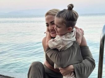 Ιωάννα Τούνη: Στην στρατιωτική παρέλαση της Θεσσαλονίκης με τον γιο της, Πάρη