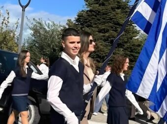 28η Οκτωβρίου: Περηφάνια στο Αγρίνιο για τον τυφλό σημαιοφόρο  