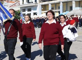 28η Οκτωβρίου: Έκλεψε τις εντυπώσεις η μαθήτρια ΕΠΑΛ που παρέλασε αγκαλιά με το παιδάκι της