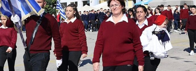 28η Οκτωβρίου: Έκλεψε τις εντυπώσεις η μαθήτρια ΕΠΑΛ που παρέλασε αγκαλιά με το παιδάκι της