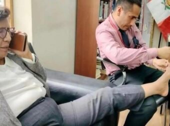 Περού: Βουλευτής έβαλε τον βοηθό της να της κόψει τα νύχια στο Κογκρέσο