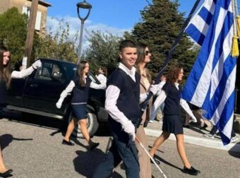 «Είμαι 1,60 αλλά χθες ένιωσα πιο ψηλή και από τον Αντετοκούνμπο», λέει η μητέρα του τυφλού σημαιοφόρου στο Αγρίνιο