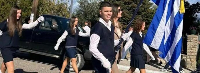 «Είμαι 1,60 αλλά χθες ένιωσα πιο ψηλή και από τον Αντετοκούνμπο», λέει η μητέρα του τυφλού σημαιοφόρου στο Αγρίνιο