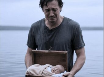 Παρακολούθησα αποσβολωμένος έναν άντρα να πετά ένα ξύλινο κιβώτιο στο ποτάμι και να φεύγει με ταχύτητα. Έτρεξα προς τον ήχο και τότε άκουσα κάτι αχνό, σχεδόν ανεπαίσθητο. Τα χέρια μου έτρεμαν