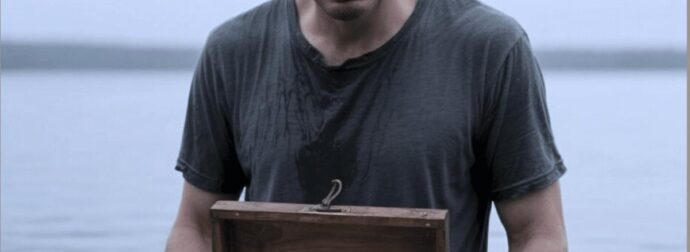 Παρακολούθησα αποσβολωμένος έναν άντρα να πετά ένα ξύλινο κιβώτιο στο ποτάμι και να φεύγει με ταχύτητα. Έτρεξα προς τον ήχο και τότε άκουσα κάτι αχνό, σχεδόν ανεπαίσθητο. Τα χέρια μου έτρεμαν