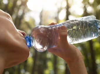 Εμφιαλωμένο νερό: Όσοι το πίνουν καταναλώνουν 90.000 περισσότερα μικροπλαστικά ετησίως – Οι χειρότερες μάρκες