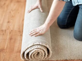 Πριν στρώσεις τα χαλιά σου φέτος ψέκασε τα με αυτό και θα μοσχοβολάνε όλο τον χειμώνα – Η…φυσική θεραπεία που κάνει θαύματα