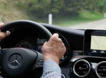 Το άγνωστο κoλπο που υπάρχει για να διώχνεις τους ενoχλητικούς οδηγούς που κολλάνε πίσω από το αυτοκίνητό σου – Ποιον διακόπτη πρέπει να πατήσεις