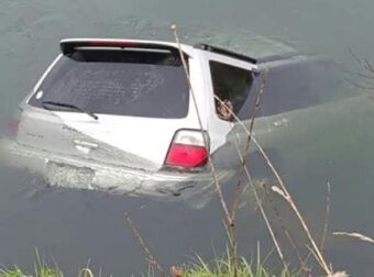 Τι να κάνεις αν πέσεις με το αυτοκίνητο στο νερό – Βήμα-βήμα οδηγίες επιβίωσης
