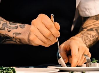 Χειροπέδες σε γνωστό τηλεοπτικό σεφ για χρέη 1,3 εκατ. ευρώ στο Δημόσιο – Αuτός είναι