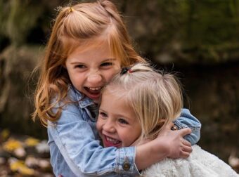 Ψυχολόγος του Χάρβαρντ: Τα 7 πράγματα που πρέπει να κάνουν οι γονείς για να μεγαλώσουν έξυπνα και ανθεκτικά παιδιά