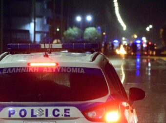 Αστυνομικός ξυλοκοπήθηκε από πολίτες – Τους καθυστερούσε με το περιπολικό