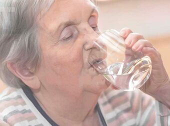 Οφέλη από το να πίνετε νερό με άδειο στομάχι: Ενισχύστε την υγεία σας από την αρχή της ημέρας