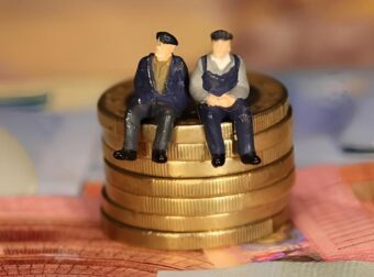 Γεμίζουν… τσέπες και πορτοφόλια οι συνταξιούχοι το Νοέμβρη: Έρχονται ούτε 1 ούτε 2 αλλά 11 επιδόματα – Ποιοι τα παίρνουν