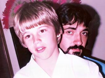 Η ιστορία του καμεραμάν που σκότωσε τον βıαστή του γιου του μπροστά στις κάμερες και αναδείχθηκε σε λαϊκό ήρωα