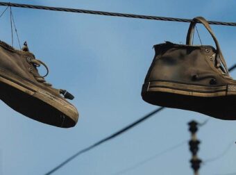 Το νόημα πίσω από τα παπούτσια που κρέμονται στα καλώδια του ρεύματος – Τι σημαίνει πραγματικά;