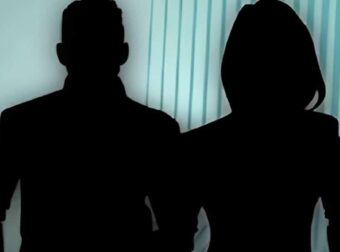 Αυτός είναι ο τραγουδιστής που έβαζε την σύντροφό του να «ικανοποιεί» φίλους στο καμαρίνι και εκείνος έπαιρνε μάτι!