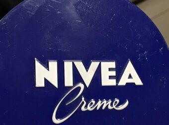 Η κλασική μπλε Nivea έχει 9 απρόσμενες χρήσεις – Πέρα από την ενυδάτωση