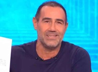 Πρεμιέρα για το Ράδιο Αρβύλα: «Τα πράγματα είναι πολύ πολύ χειρότερα απ’ ότι τα αφήσαμε» – Τα πρώτα λόγια του Αντώνη Κανάκη