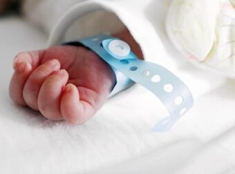 Προωράκι γεννήθηκε αναίσθητο σε ασθενοφόρο – Το έσωσε το πλήρωμα του ΕΚΑΒ