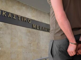 Ισόβια και 12ετή σε 47χρονο που σκότωσε την πρώην σύζυγό του επειδή πίστευε ότι διατηρεί σχέση με τον 30χρονο γιο της
