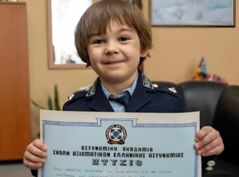 Ο 4χρονος Χριστόφορος έγινε Αρχηγός της ΕΛ.ΑΣ. για μία μέρα – Μια ευχή γεμάτη δύναμη και παιδικό όνειρο