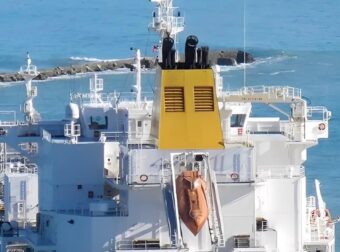 Συναγερμός στην Ελλάδα για πλοίο πασίγνωστης εφοπλιστικής οικογένειας – Δέχτηκε επίθεση από πειρατές