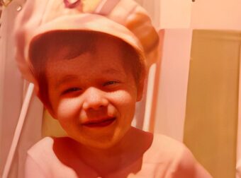 Πασίγνωστος Έλληνας πολιτικός σε μικρή ηλικία – Σήμερα όλη η Ελλάδα ασχολείται μαζί με του με ότι πει και ότι κάνει – Έχει σήμερα γενέθλια