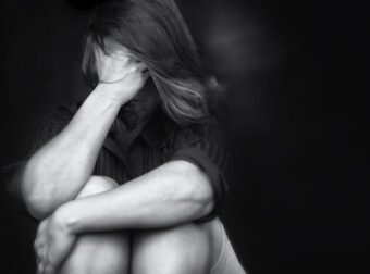 Αuτή είναι η διάσημη Ελληνίδα μοντέλо που 3 άντρες βiαζαν σε οiκο αıσθnτıκńς επi 12 ώρες 