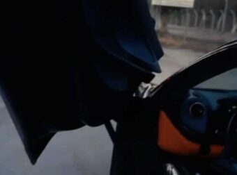 Σοκαριστικό βίντεο: Οδηγός με McLaren τρέχει με 250 χλμ/ώρα στην Αττική Οδό και αστυνομικός του λέει «πάτα το»