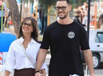 Λάμπουν από έρωτα – Χέρι χέρι στη Γλυφάδα το ερωτευμένο ζευγάρι της ελληνικής showbiz