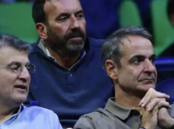 Ο Κυριάκος Μητσοτάκης παρακολουθεί τον τελικό του Τζόκοβιτς με τον Μουζέτι