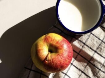 Ξεχάστε τα μήλα: Το φρούτο που μειώνει τον κίνδυνο κατάθλιψης κατά 20%, σύμφωνα με γιατρό του Χάρβαρντ