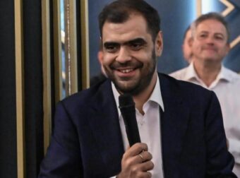 Γκαζάκι έξω από τα γραφεία της «Ομάδας Αλήθειας»: «Οι δράστες θα λογοδοτήσουν», λέει ο Μαρινάκης