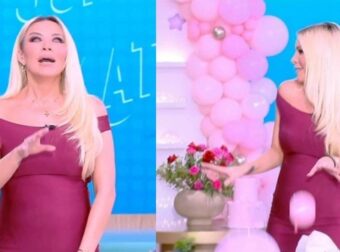 Καινούργιου: Η 1η εμφάνιση στην εκπομπή μετά την ανακοίνωση εγκυμοσύνης, το κολλητό ροζ φόρεμα, η κοιλίτσα και τα μπαλόνια – Περιμένει κορίτσι