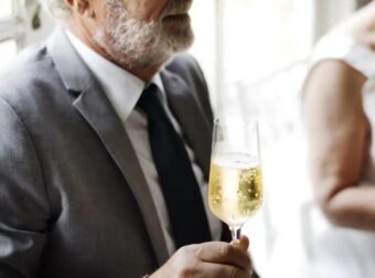 Ο πατέρας μου πήρε τα εύσημα ότι πλήρωσε για τον γάμο μου κατά τη διάρκεια της πρόποσής του – αλλά ήταν ο πατριός μου που πλήρωσε τα πάντα.