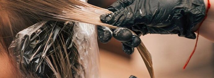 Το λάθος που κάνουν σχεδόν όλες οι γυναίκες πριν τη βαφή μαλλιών και «μπλοκάρει» το χρώμα