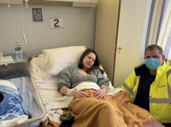 Περιπολικό μετέφερε ετοιμόγεννη που εγκλωβίστηκε στον αυτοκινητόδρομο λόγω της κακοκαιρίας – Έφερε στον κόσμο ένα υγιέστατο αγοράκι