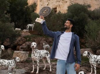 Ο πανηγυρισμός της χρονιάς: Ο Τζόκοβιτς γιορτάζει τους 101 τίτλους του με σκυλιά Δαλματίας στην Ακρόπολη