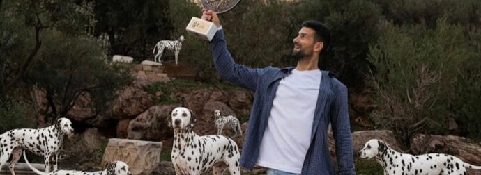 Ο πανηγυρισμός της χρονιάς: Ο Τζόκοβιτς γιορτάζει τους 101 τίτλους του με σκυλιά Δαλματίας στην Ακρόπολη