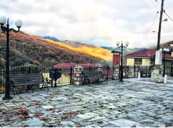 «Ελάτε να ζήσετε εδώ» – Το ελληνικό χωριό που προσφέρει στέγη και εργασία σε νέες οικογένειες για να το ζωντανέψουν