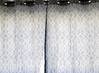 Πρέπει οι κουρτίνες να ακουμπούν στο πάτωμα; Τι λένε οι ειδικοί για το σωστό μήκος